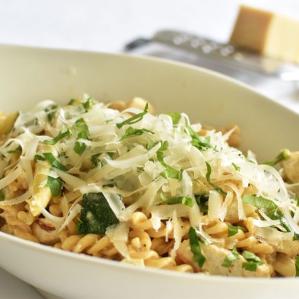 Pastaschotel met kip, courgette en asperges