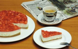 Frisse plattekaastaart met aardbeien en limoen