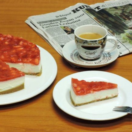 Frisse plattekaastaart met aardbeien en limoen