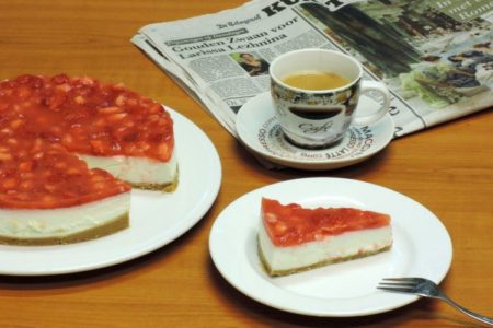 Frisse plattekaastaart met aardbeien en limoen