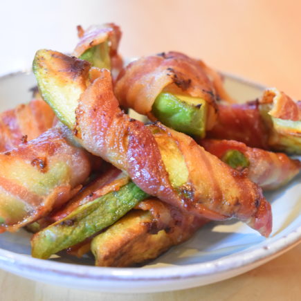Krokant gebakken avocado met spek
