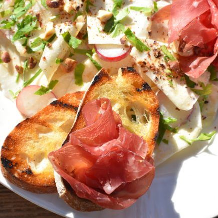 Bresaola met knolselderij en hazelnoten - Slow - Georgina Hayden