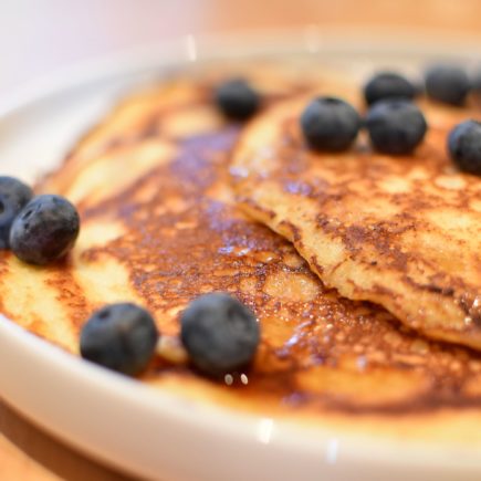 American pancakes met ahornsiroop en bosbessen
