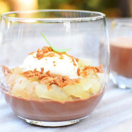 Panna cotta van pure chocolade - Peer - Crumble van bier