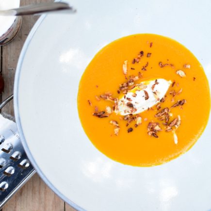 Pompoensoep met roomkaas en geroosterde kastanje