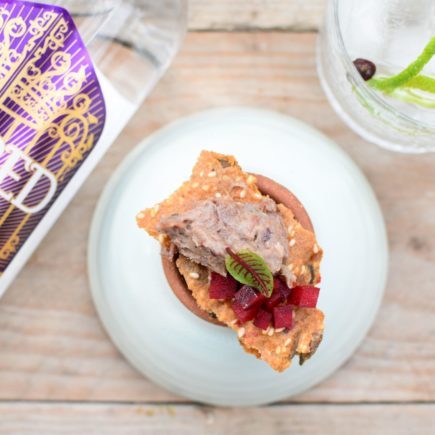 Sacred Gin Orris - Rillettes van duif - Boekweitcrackers
