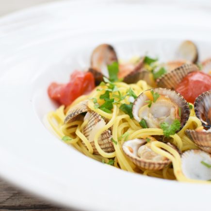 Pasta vongole met kokkels en kerstomaat