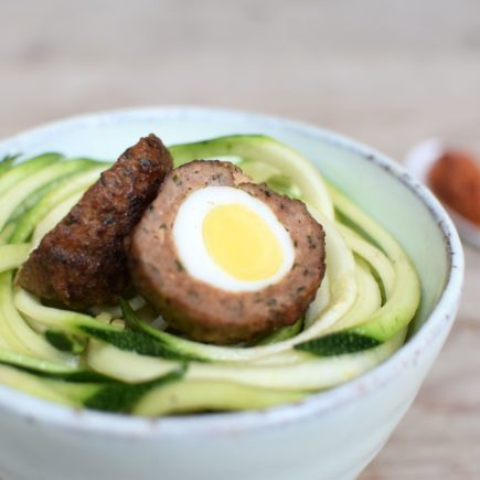 Vogelnestjes van kwartelei en lamsvlees met courgetteslierten