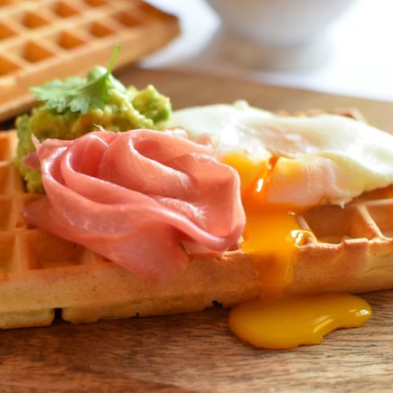 Hartige havermoutwafel - Ganda ham - Gepocheerd ei