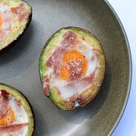 In de oven gebakken avocado met ei en Ganda Ham