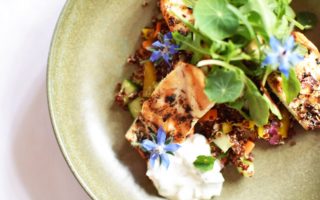 Lauwe quinoa salade met gegrilde kip en Tzatziki yoghurt