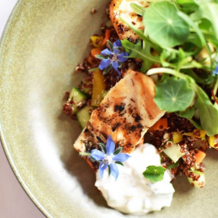 Lauwe quinoa salade met gegrilde kip en Tzatziki yoghurt