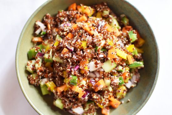 Lauwe quinoa salade met gegrilde kip en Tzatziki yoghurt 