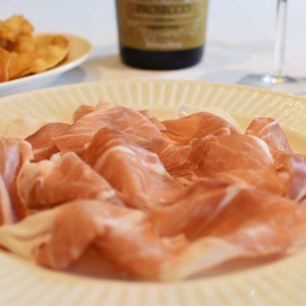 Aperitivo: Parmaham, torta fritta en prosecco