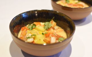 Romige soep met scampi en kokosmelk