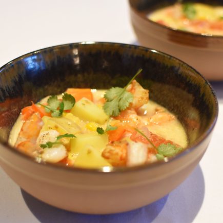 Romige soep met scampi en kokosmelk