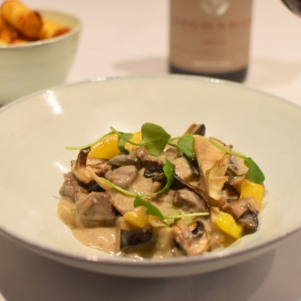 Stoofpotje van lamsvlees met gele paprika en aubergine