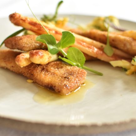Krokante visreepjes en gebakken asperges op Vlaamse wijze