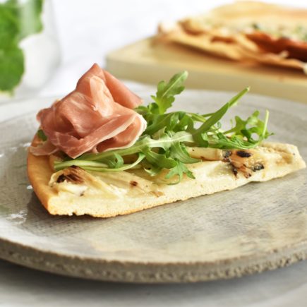 Pizza bianca met gegrilde asperges, Parmaham en rucola