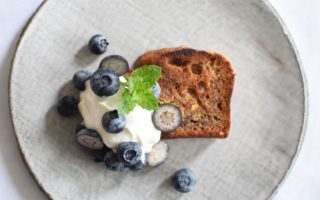 Bananenbrood - Gegrild - Griekse yoghurt - Blauwe bessen