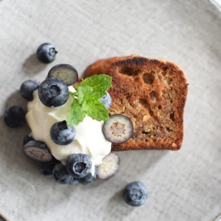 Bananenbrood - Gegrild - Griekse yoghurt - Blauwe bessen