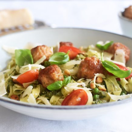 Pasta pesto met doperwten en balletjes van scampi & varkensvlees