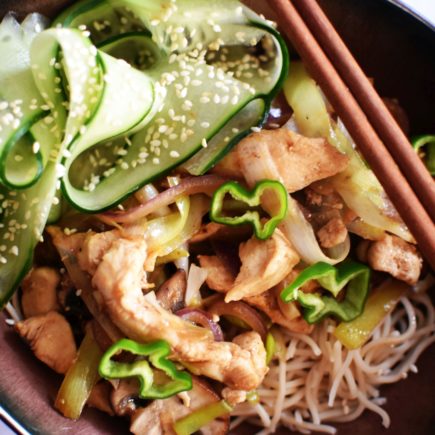 Hoisin kip met noedels en zoet zure komkommer