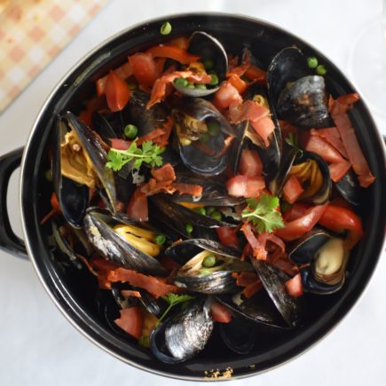 Paella mosselen met doperwten, paprika en chorizo