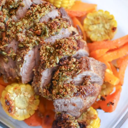 Varkensspiering gebraad met pistachekorst en ovengroenten