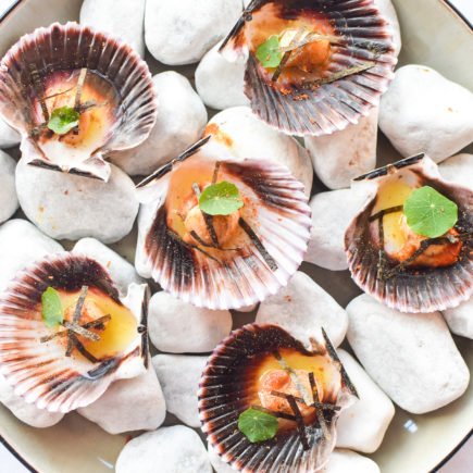 Gebakken mini Sint-Jacobsvruchten met miso boter en krokante nori