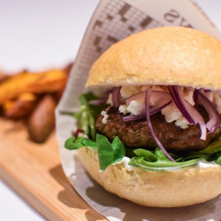 Lamsburger met gebakken avocado en zoete aardappel