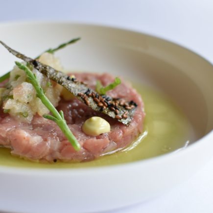 Tartaar van kalfsvlees met zeebarbeel, krokante nori en jus van komkommer.