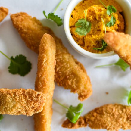Crispy Fish Fingers met chimichurri, wortel of nori dip