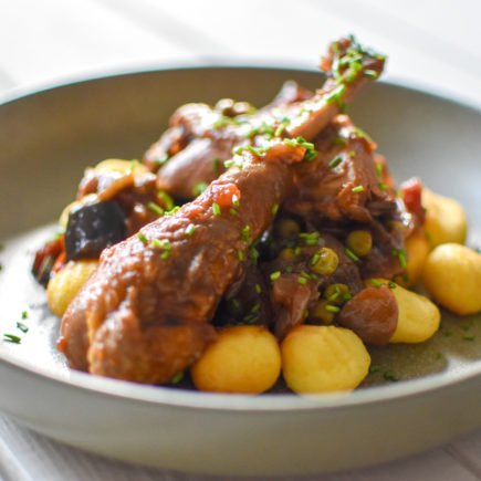Parelhoen met aubergine, erwtjes en gebakken gnocchi