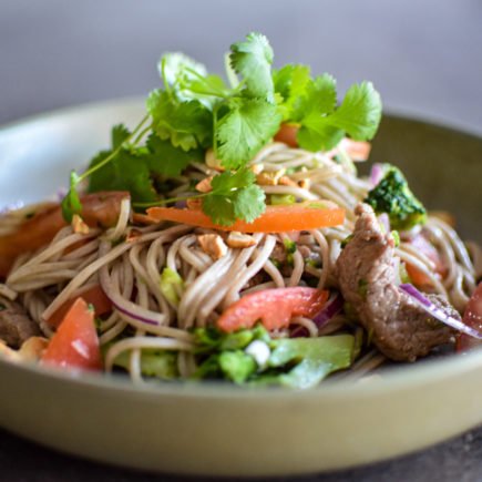 Vietnamees gewokt rundvlees met lauwe noedelsalade en broccoli