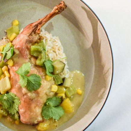 Konijn met groene curry, aubergine, mais en paprika
