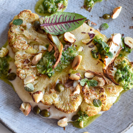Bloemkoolsteak met chimichurri en hazelnoten