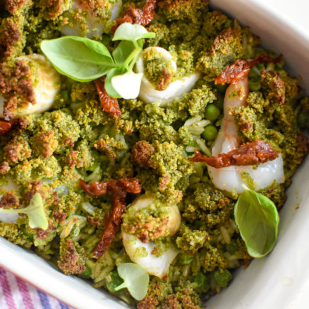 Groene rijst met pesto, doperwten, vis en scampi