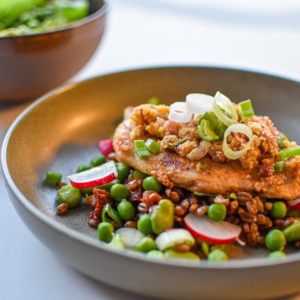 Speltsalade met kip en pesto van doperwten