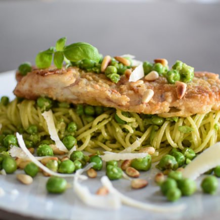 Pasta met pesto van doperwten en gebakken roodbaars