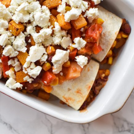 Vegetarische enchilada met pompoen en mais