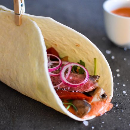 Wrap biefstuk stroganoff met dressing van geroosterde paprika