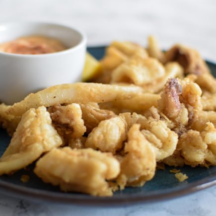Gefrituurde inktvis met harissa-mayonaise