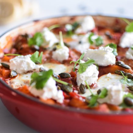 Shakshuka met pompoen, geitenkaas en pompoenpitten