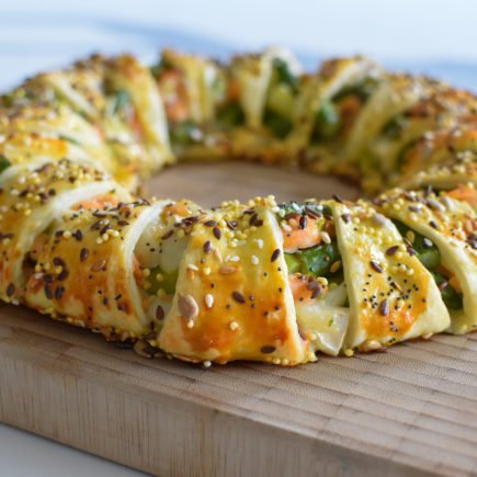 Bladerdeegkrans met asperges, geitenkaas en zalm