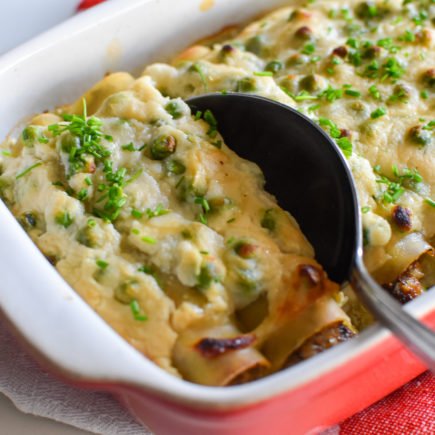 Cannelloni met kip, doperwten en bloemkoolsaus