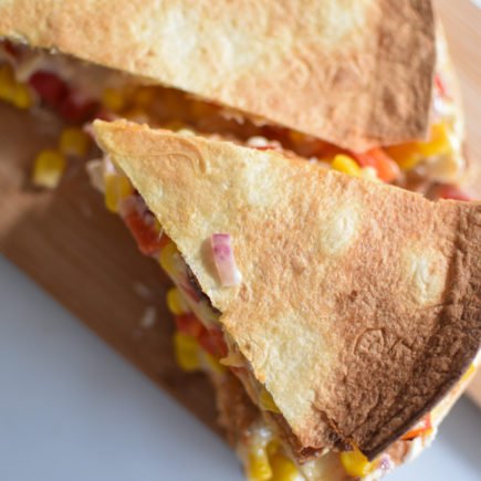 Quesadilla met merguez, mais en zure room
