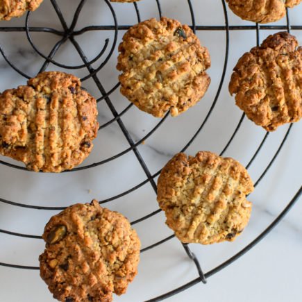 Krokante havermoutkoekjes met chocolade en noten