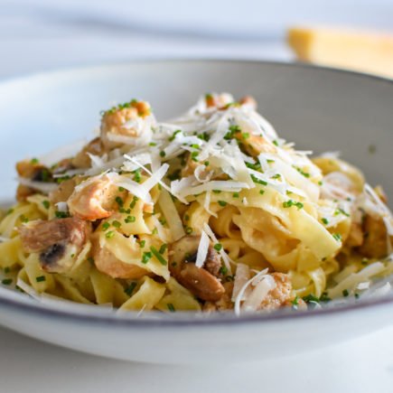 Kip Alfredo met bloemkoolsaus en tagliatelle