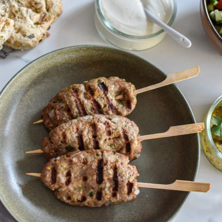 Runderkofte met platbrood en yoghurtdressing